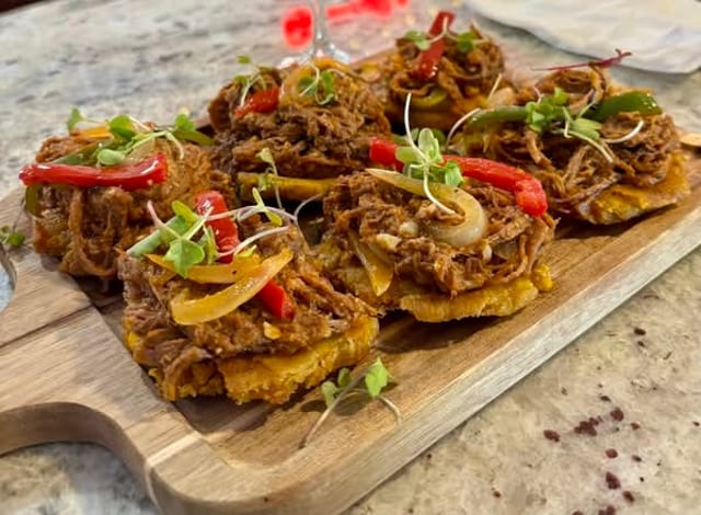 Tostones Rellenos (5) Ropa Vieja.