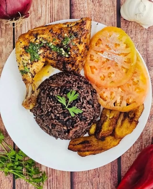 Pollo Frito (Fried chicken).