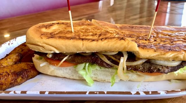 Pan con Bistec Sandwich.