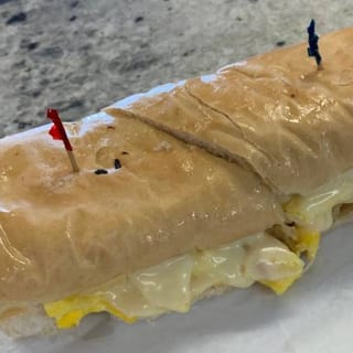 Pan con Tortilla, Tocino y Queso