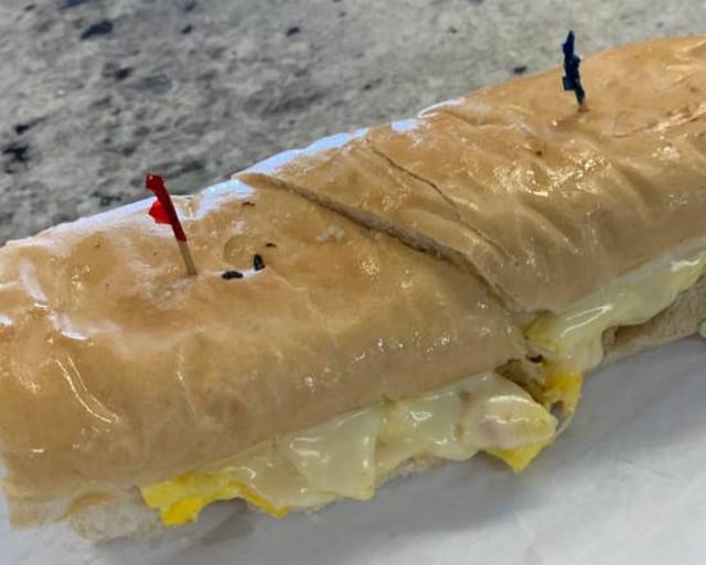 Pan con Tortilla, Tocino y Queso.